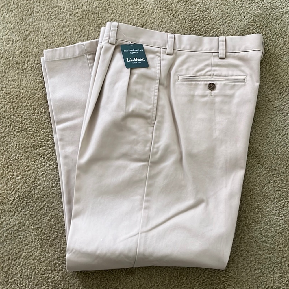 L.L. Bean pleated front chinos/khakis in Light Tan - NWT 32x30.